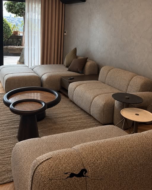 Coşkunoğlu Prestige seçkisinde sıcak tonlar ve kıvrımlı bir koltuk