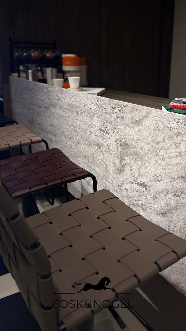 Bar sandalyelerinde farklı deri renkleri
